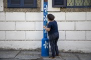 Woman drawing on lamppost - Rio de Janeiro city - Rio de Janeiro state (RJ) - Brazil