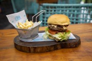 Burger sold at the Mureta do Leme kiosk - Rio de Janeiro city - Rio de Janeiro state (RJ) - Brazil