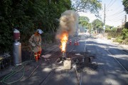 Worker maintaining the Santa Teresa Tram tracks - Rio de Janeiro city - Rio de Janeiro state (RJ) - Brazil