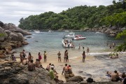 Tourists at Caxadaço Beach - Angra dos Reis city - Rio de Janeiro state (RJ) - Brazil