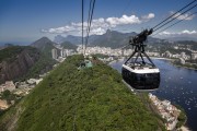 Cable car making the crossing between the Urca Mountain and Sugarloaf - Rio de Janeiro city - Rio de Janeiro state (RJ) - Brazil