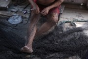 Fisherman making fishing nets in the Amazon - Manaus city - Amazonas state (AM) - Brazil