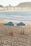 Sun umbrellas on the sand of Copacabana Beach - Rio de Janeiro city - Rio de Janeiro state (RJ) - Brazil
