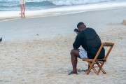 Man using smartphone on Copacabana Beach - Rio de Janeiro city - Rio de Janeiro state (RJ) - Brazil