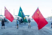 Chinese people holding flags await the passage of Chinese President Xi Jinping during the G20 meeting - Rio de Janeiro city - Rio de Janeiro state (RJ) - Brazil