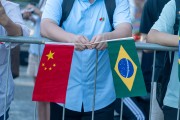 Chinese people holding flags await the passage of Chinese President Xi Jinping during the G20 meeting - Rio de Janeiro city - Rio de Janeiro state (RJ) - Brazil