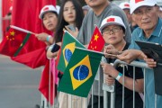 Chinese people holding flags await the passage of Chinese President Xi Jinping during the G20 meeting - Rio de Janeiro city - Rio de Janeiro state (RJ) - Brazil
