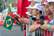 Chinese people holding flags await the passage of Chinese President Xi Jinping during the G20 meeting - Rio de Janeiro city - Rio de Janeiro state (RJ) - Brazil