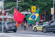 Chinese people holding flags await the passage of Chinese President Xi Jinping during the G20 meeting - Rio de Janeiro city - Rio de Janeiro state (RJ) - Brazil