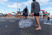 Soap bubbles on a leisurely day at Copacabana Beach - Rio de Janeiro city - Rio de Janeiro state (RJ) - Brazil