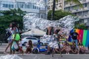 Soap bubbles on a leisurely day at Copacabana Beach - Rio de Janeiro city - Rio de Janeiro state (RJ) - Brazil