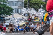 Soap bubbles on a leisurely day at Copacabana Beach - Rio de Janeiro city - Rio de Janeiro state (RJ) - Brazil