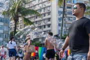Soap bubbles on a leisurely day at Copacabana Beach - Rio de Janeiro city - Rio de Janeiro state (RJ) - Brazil