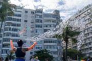 Soap bubbles on a leisurely day at Copacabana Beach - Rio de Janeiro city - Rio de Janeiro state (RJ) - Brazil