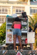 Street vendor selling sandwich on the Ipanema Beach boardwalk - Rio de Janeiro city - Rio de Janeiro state (RJ) - Brazil