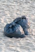 Trash bags on the sand of Arpoador Beach - Rio de Janeiro city - Rio de Janeiro state (RJ) - Brazil