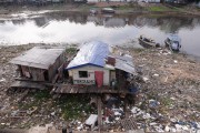 Floating house stranded during drought on the Negro River - Manaus city - Amazonas state (AM) - Brazil