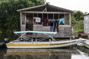 Floating house in a riverine community on Mamiraua Lake - Mamiraua Sustainable Development Reserve - Alvaraes city - Amazonas state (AM) - Brazil