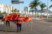 Man wearing a Flamengo shirt setting up a stall at the street market on Rainha Elizabeth street - Rio de Janeiro city - Rio de Janeiro state (RJ) - Brazil