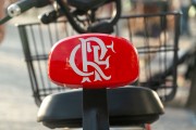 Electric motorcycle with Flamengo logo on Arpoador Beach - Rio de Janeiro city - Rio de Janeiro state (RJ) - Brazil