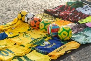 Sale of balls and shirts of the Brazilian national team - Arpoador Beach - Rio de Janeiro city - Rio de Janeiro state (RJ) - Brazil