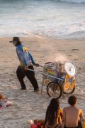 Street vendor of green corn - Arpoador Beach - Rio de Janeiro city - Rio de Janeiro state (RJ) - Brazil