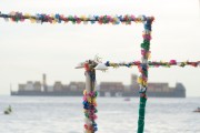 Goalpost decorated with flowers on Copacabana Beach - Rio de Janeiro city - Rio de Janeiro state (RJ) - Brazil