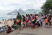 Tourists on the Arpoador Beach waterfront - Rio de Janeiro city - Rio de Janeiro state (RJ) - Brazil