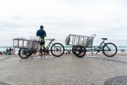 Ice transport by tricycle on the Arpoador Beach - Rio de Janeiro city - Rio de Janeiro state (RJ) - Brazil