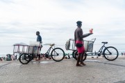 Ice transport by tricycle on the Arpoador Beach - Rio de Janeiro city - Rio de Janeiro state (RJ) - Brazil