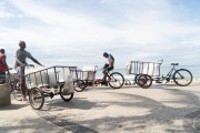 Ice transport by tricycle on the Arpoador Beach - Rio de Janeiro city - Rio de Janeiro state (RJ) - Brazil