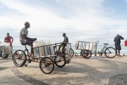 Ice transport by tricycle on the Arpoador Beach - Rio de Janeiro city - Rio de Janeiro state (RJ) - Brazil