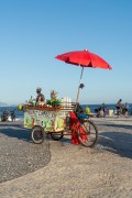 Street vendor selling drinks in Arpoador - Rio de Janeiro city - Rio de Janeiro state (RJ) - Brazil