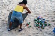 Woman collecting aluminum cans - Arpoador Beach - Rio de Janeiro city - Rio de Janeiro state (RJ) - Brazil