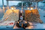 Street vendor of popcorn - Post 6 - Copacabana Beach - Rio de Janeiro city - Rio de Janeiro state (RJ) - Brazil