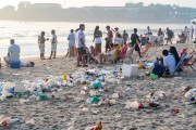 Trash left on the sand of Copacabana Beach after New Years Eve - Rio de Janeiro city - Rio de Janeiro state (RJ) - Brazil