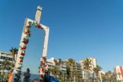 Mirror decorated with plastic flowers on the edge of Ipanema Beach - Rio de Janeiro city - Rio de Janeiro state (RJ) - Brazil