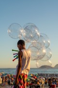Street vendor selling balls on Ipanema Beach - Rio de Janeiro city - Rio de Janeiro state (RJ) - Brazil