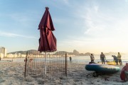 Sun umbrellas on the sand of Copacabana Beach - Rio de Janeiro city - Rio de Janeiro state (RJ) - Brazil
