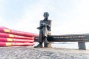 Stand up paddle boards and statue of Carlos Drummond de Andrade - Rio de Janeiro city - Rio de Janeiro state (RJ) - Brazil