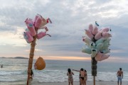 Cotton candy seller in Ipanema Beach - Rio de Janeiro city - Rio de Janeiro state (RJ) - Brazil