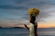 Street vendor selling snack on Ipanema Beach - Rio de Janeiro city - Rio de Janeiro state (RJ) - Brazil