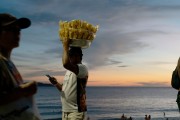 Street vendor selling snack on Ipanema Beach - Rio de Janeiro city - Rio de Janeiro state (RJ) - Brazil