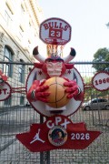 Floats trapped in a fence during Carnival. - Rio de Janeiro city - Rio de Janeiro state (RJ) - Brazil